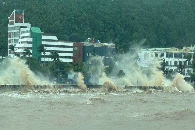 Miền Trung cục bộ có nơi mưa rất to, sóng biển cao đến 3m